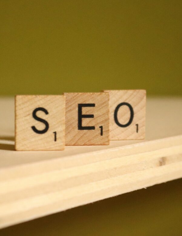 a wooden block that says seo on it