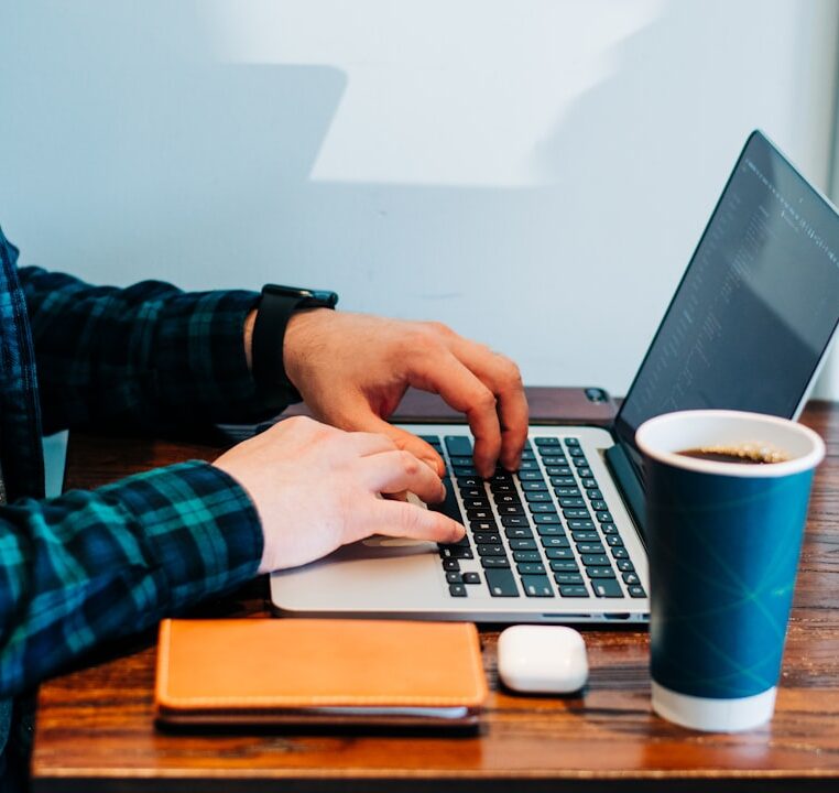 Découvrez notre guide complet pour créer un site web efficace en tant que freelance. Apprenez toutes les étapes pour concevoir, optimiser et promouvoir votre présence en ligne.